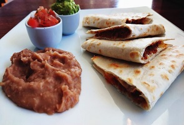 Quesadillas with chorizo 3 pieces.